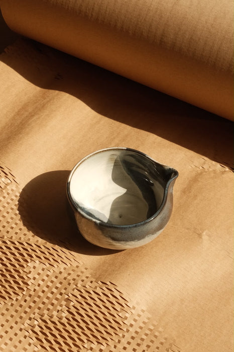 Matcha-Schale mit Ausguss – Schwarz-Weiß